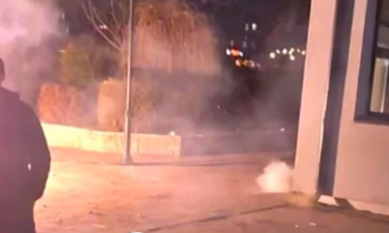 Hidhen fishekzjarre e mjete piroteknike në drejtim të Kurtit në Skenderaj, mbrojtja e afërt e mbulon me çadra