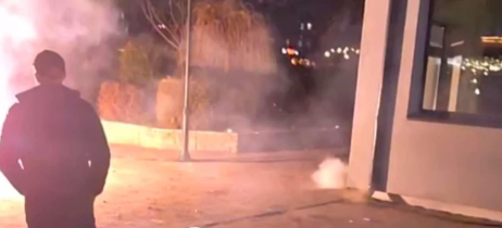 Hidhen fishekzjarre e mjete piroteknike në drejtim të Kurtit në Skenderaj, mbrojtja e afërt e mbulon me çadra