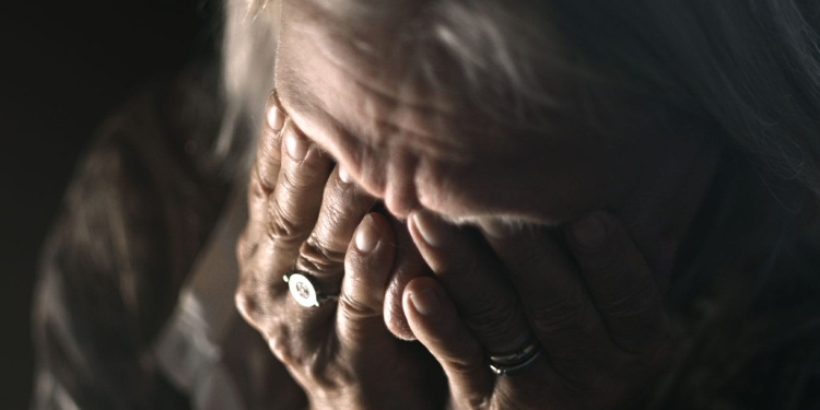 E rëndë: Djali e rrah nënën në Pejë, e moshuara frikësohet të kthehet në shtëpi – dërgohet në strehimore