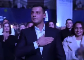 Memli Krasniqi dridh sallën kur përmend Hashim Thaçin dhe Kadri Veselin, Endriti ngritët në këmbë