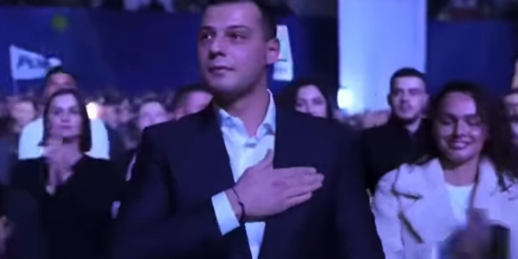 Memli Krasniqi dridh sallën kur përmend Hashim Thaçin dhe Kadri Veselin, Endriti ngritët në këmbë