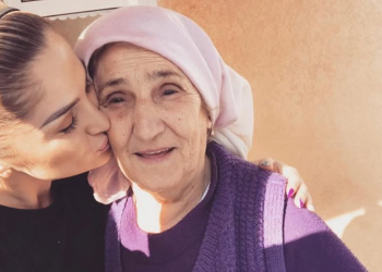 Engjëllusha me fjalë prekëse për gjyshen e ndjerë: Falë teje jam kjo që jam sot