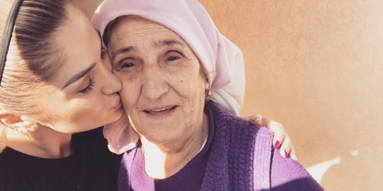 Engjëllusha me fjalë prekëse për gjyshen e ndjerë: Falë teje jam kjo që jam sot