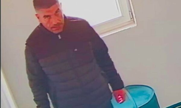 Vodhi para në një xhami në Rahovec, Policia ia publikon fotografinë të dyshuarit – kërkon ndihmë për kapjen e tij