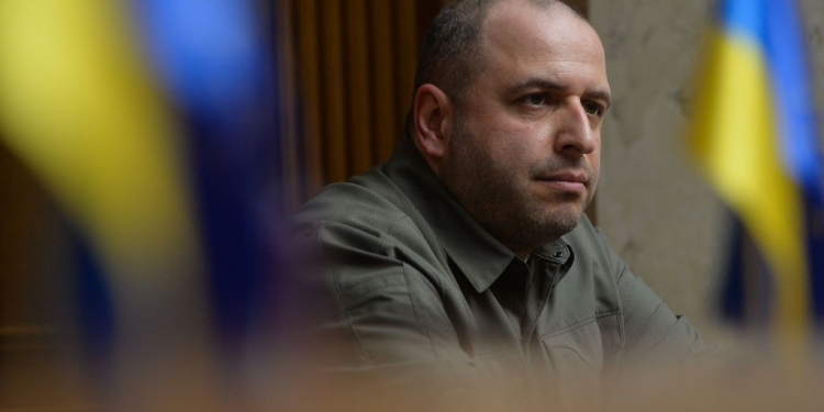 Ukraina nis hetimet për ministrin e Mbrojtjes, Perëndimi paralajmëron Kievin