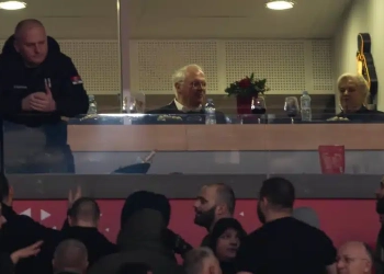 Tifozët e “Cërvena Zvezdës” ofenduan ambasadorin amerikan, Hill u largua nga salla