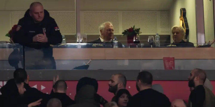 Tifozët e “Cërvena Zvezdës” ofenduan ambasadorin amerikan, Hill u largua nga salla