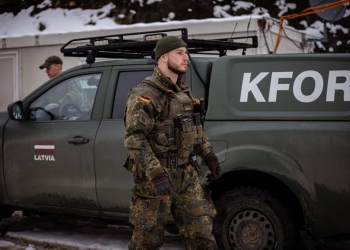 Ushtarë gjermanë e letonezë patrullojnë bashkë në veri të Kosovës