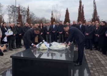 Abdixhiku bën homazhe te varri i ish-kryetarit të Istogut, Fadil Ferati