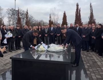 Abdixhiku bën homazhe te varri i ish-kryetarit të Istogut, Fadil Ferati