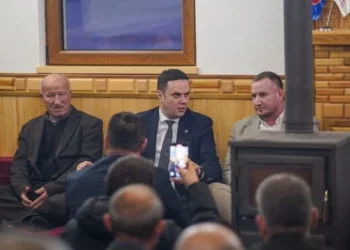 Lumiri në odë: Jam kthyer nga Anglia, duhet ta ndreqim këtë vend të vuajtur prej Serbisë, tranzicionit e fukarallakut