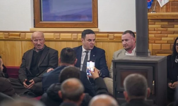 Lumiri në odë: Jam kthyer nga Anglia, duhet ta ndreqim këtë vend të vuajtur prej Serbisë, tranzicionit e fukarallakut