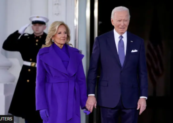 Inaugurimi i Trumpit, Jill Biden vishet blu nga koka deri te këmbët