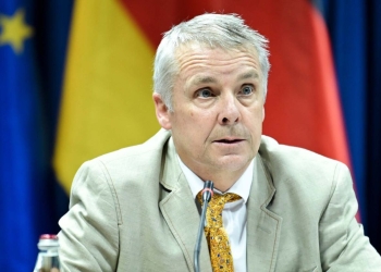 Rohde në mbështetje të qëndrimit të BE-së në lidhje me mbylljen e strukturave paralele serbe