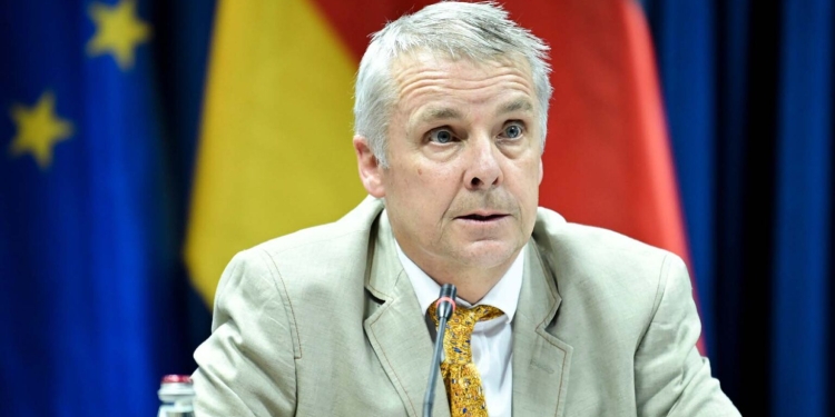 Rohde në mbështetje të qëndrimit të BE-së në lidhje me mbylljen e strukturave paralele serbe