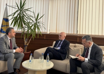 Ambasadori francez takohet me kryetarin e KQZ-së, temë diskutimi – zgjedhjet