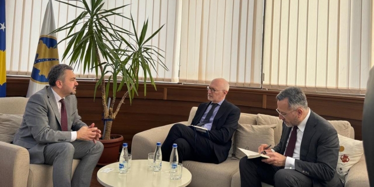 Ambasadori francez takohet me kryetarin e KQZ-së, temë diskutimi – zgjedhjet