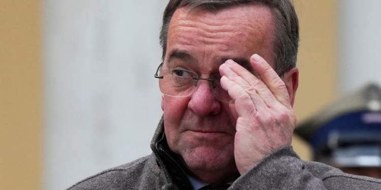 Ministri gjerman i mbrojtjes mbërrin në Ukrainë për të dërguar mesazhe mbështetjeje