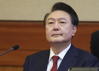 Yoon i Koresë së Jugut mbron dekretin e tij për ligjin ushtarak në daljen e parë publike që nga arrestimi