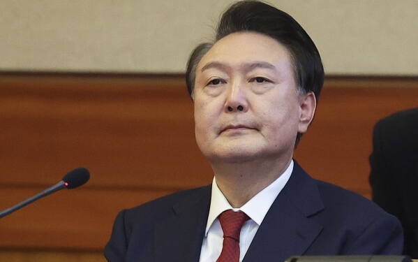 Yoon i Koresë së Jugut mbron dekretin e tij për ligjin ushtarak në daljen e parë publike që nga arrestimi