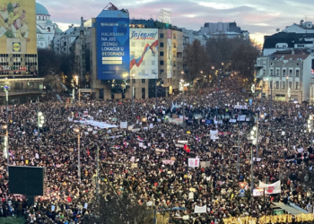 Protestat masive në Serbi, sugjerohet që Kosova të mos ndërhyjë