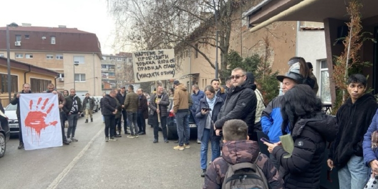 Serbët e veriut të Mitrovicës në mbështetje të protestës në Serbi