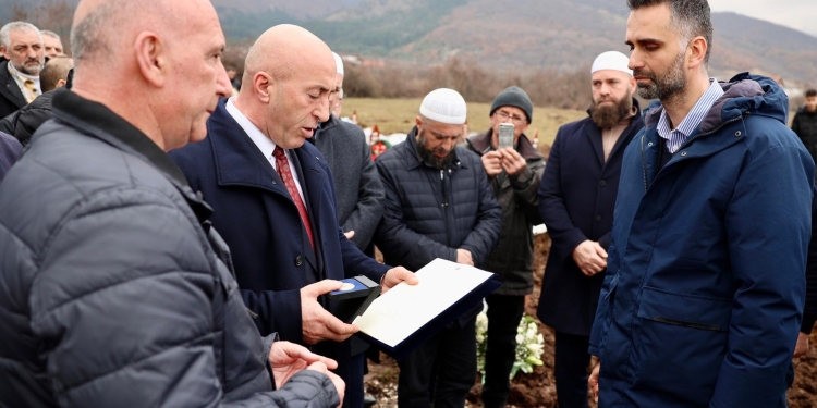 Haradinaj merr pjesë në varrimin e Ferid Gjikollit