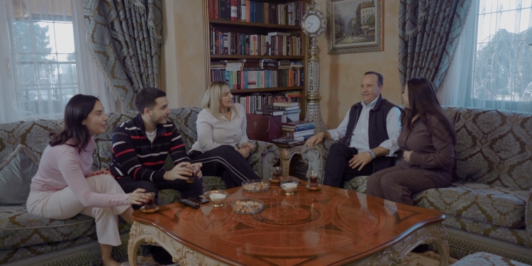 Pacolli publikon video me familjen: Prindërit sakrifikojnë pa kushte për fëmijët e tyre