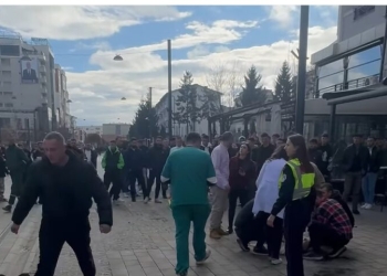 Dy drenicas të rinj bëhen për spital, u rrahen në mes të sheshi – u përdor edhe thika