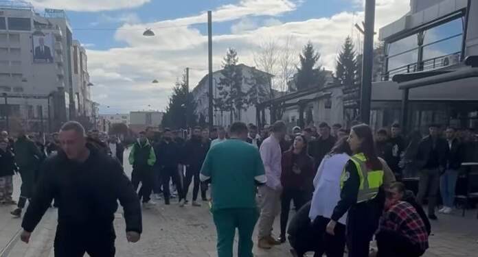 Dy drenicas të rinj bëhen për spital, u rrahen në mes të sheshi – u përdor edhe thika