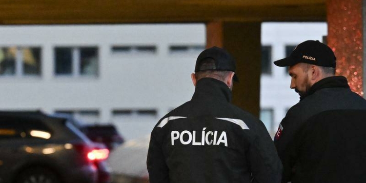 Sulm me thikë në një shkollë të Sllovakisë, dy të vdekur