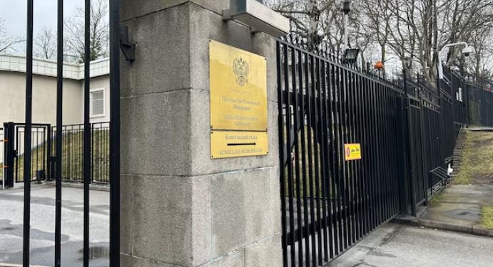 Policia suedeze arreston një person që tentoi të futej me forcë në ambasadën ruse në Stokholm