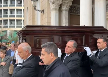 Trupi i Janullatos niset nga Katedralja e Athinës drejt Shqipërisë