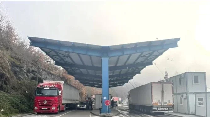 Ndalohet në Bërnjak kamioni me targa të Serbisë, ja çka i gjenë Policia