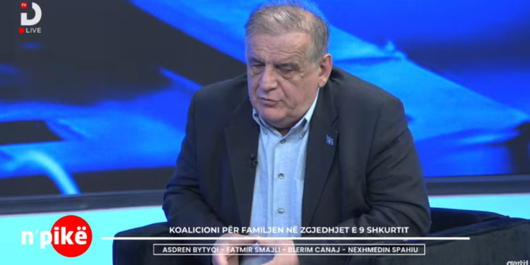 “Nuk mundesh me marrë një flamur të vogël të Kosovës, e një flamur të madh të Shqipërisë”/ Nexhmedin Spahiu kërkon dënim për partitë politike