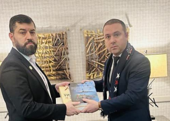 Xhelili takon njerëzit e afërt të Trumpit në SHBA, i dhuron dy librat e Nusret Pllanës