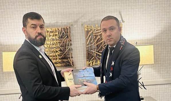 Xhelili takon njerëzit e afërt të Trumpit në SHBA, i dhuron dy librat e Nusret Pllanës