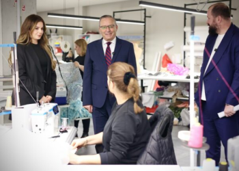 Hamza viziton shtëpinë e modës me 100 punëtore: Industria kreative një prej bazave të ekonomisë së re