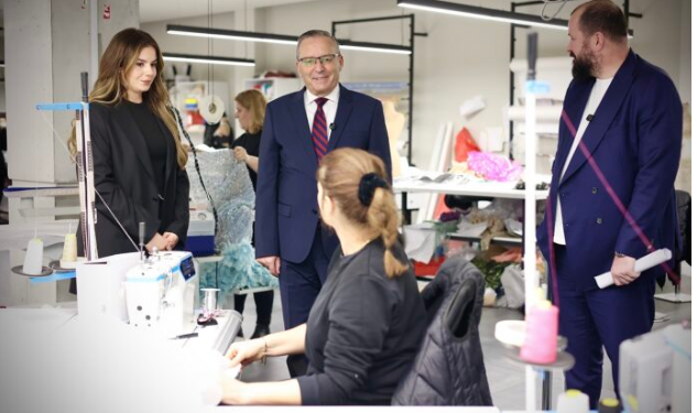 Hamza viziton shtëpinë e modës me 100 punëtore: Industria kreative një prej bazave të ekonomisë së re