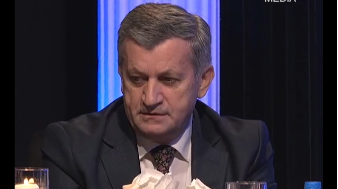 “Darka e deputetëve”/ Ismet Beqiri ‘godet’ Qeverinë Kurti