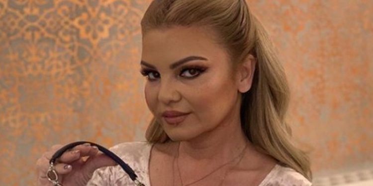 Vjollca Haxhiu zbulon të pathënat e jetës së saj, çfarë e lidh me Sinan Hoxhën?