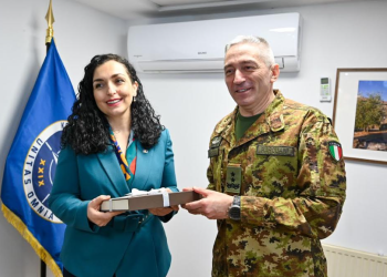 Osmani pritet nga Barduani në selinë e KFOR-it, flasin për sfidat e sigurisë