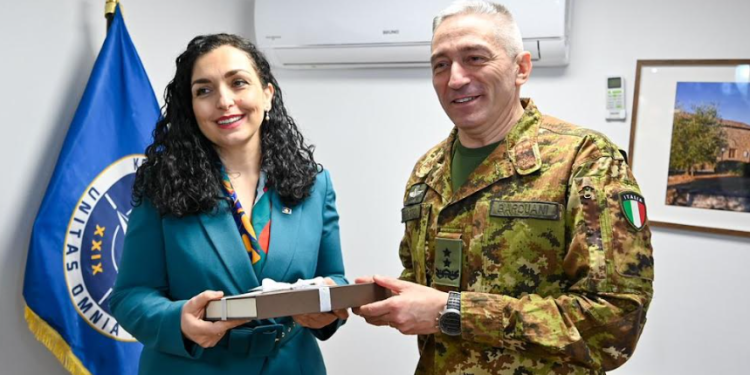 Osmani pritet nga Barduani në selinë e KFOR-it, flasin për sfidat e sigurisë