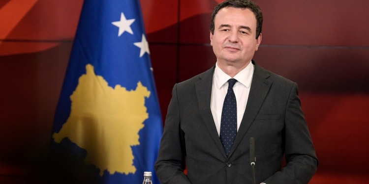 Kurti mbron Kusari-Lilën për bisedat me terroristin Radojiçiq: U sulmua nga disa buburreca, materialet janë të montuara