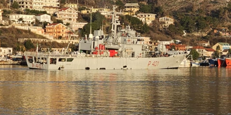 Italia dërgon anijen me 49 migrantë në Shëngjin