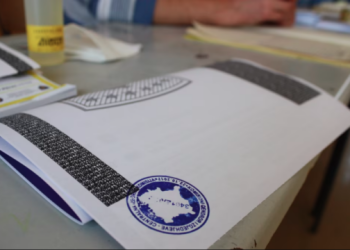 MPJ kërkoi të futet në listë të zezë kompania që i humbte pasaportat, KQZ i dha tender t’i bartë votat e diasporës