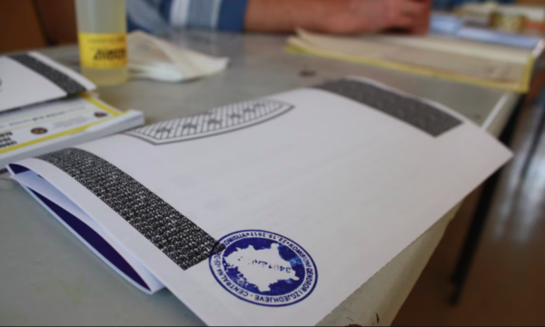 MPJ kërkoi të futet në listë të zezë kompania që i humbte pasaportat, KQZ i dha tender t’i bartë votat e diasporës