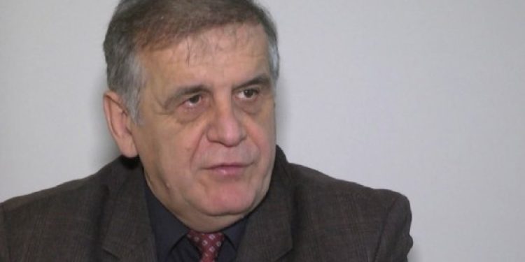 “Slogane të kopjuara, ne themi “qosh me qosh” / Spahiut ‘godet’’ partitë politike