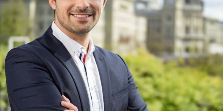 Deputeti i Kantonit të Bernit, Rashiti kritikon Kurtin: “Politika e tij rrezik serioz për Kosovën”