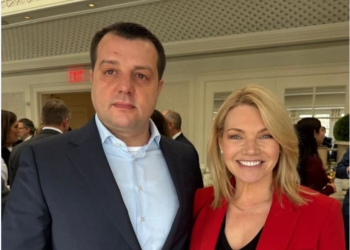 Shkëlqim Devolli me kongresistë dhe ekipin e ngushtë të Presidentit Trump, në përgatitjet ceremoniale